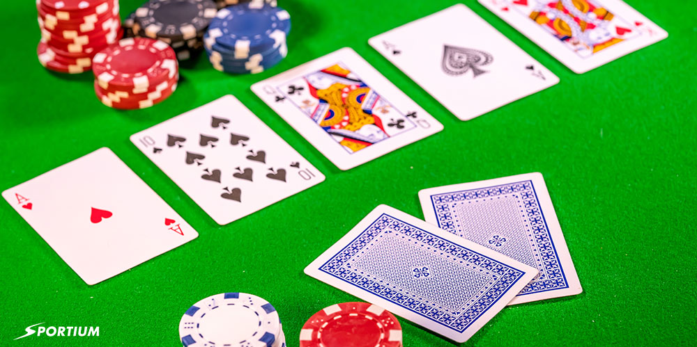 Cartas de poker en una mesa